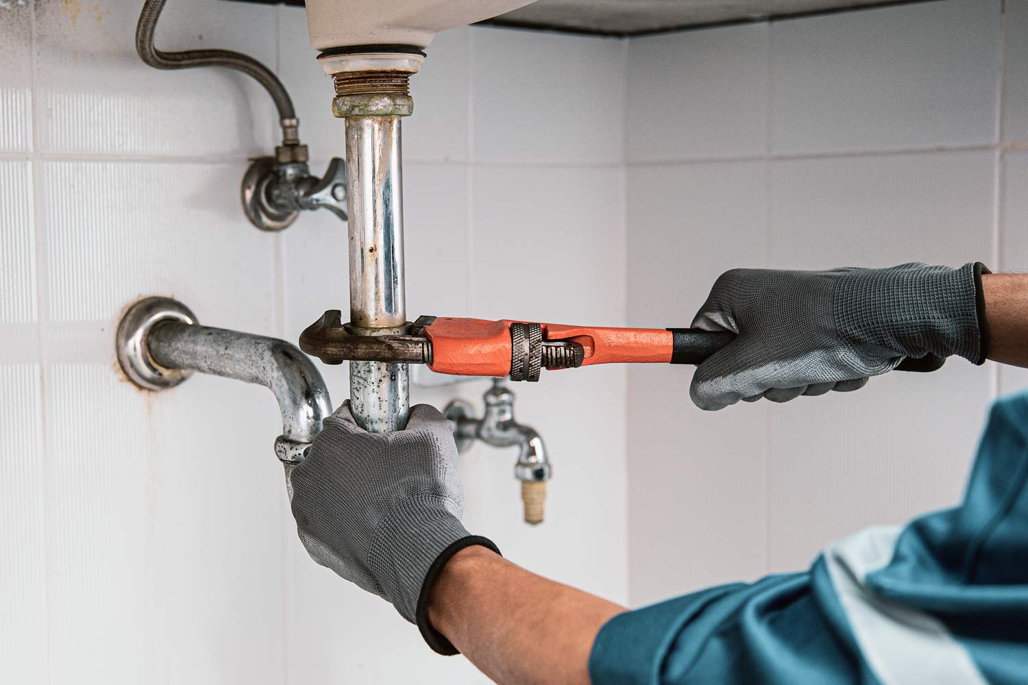 plumber hands at work